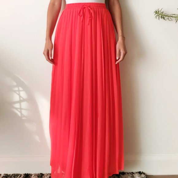 Long pleated skirt - Picture 1 of 4